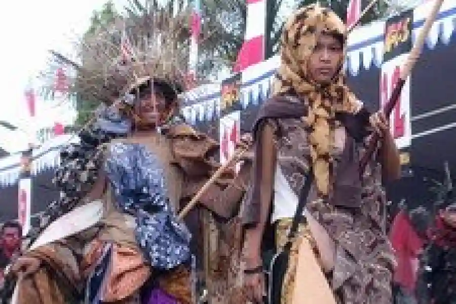 Jember Fashion Carnaval 5 digelar di Jember, Jatim, mengusung tema Enxiety and Spirit of The World dengan 450 model dan tren busana global.