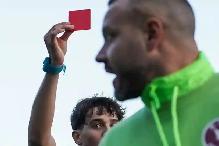 Kartu Merah Bastoni, Tanda Berakhirnya Kutukan? Ilustrasi kartu merah (foto: Alfonso Scarpa/unsplash)