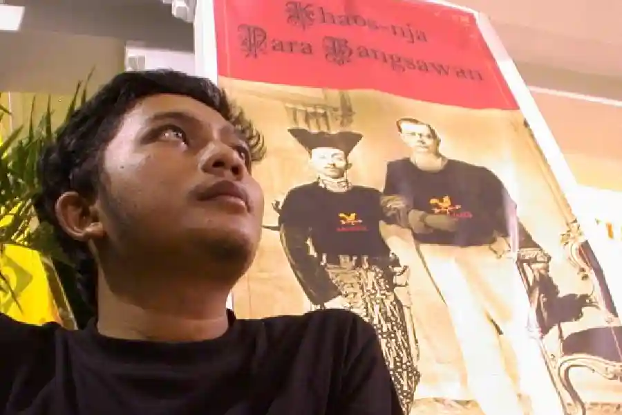 Kuncarsono Prasetyo hadirkan sejarah Indonesia lewat kaos unik, mengangkat tokoh lokal dan arsip langka agar lebih dikenal generasi muda.