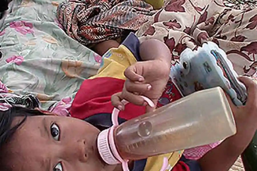 Kisah pilu pengungsi lumpur Lapindo di Porong, Sidoarjo, yang terpaksa tinggal di kandang kambing di tengah ancaman dan biaya hidup tinggi.