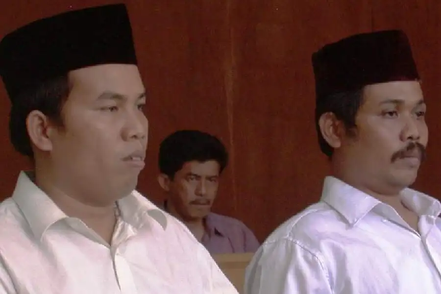 Dua satpam UPN Veteran Jatim divonis 6 bulan penjara oleh PN Surabaya atas kasus pengeroyokan wartawan saat liputan demo pada 2006.