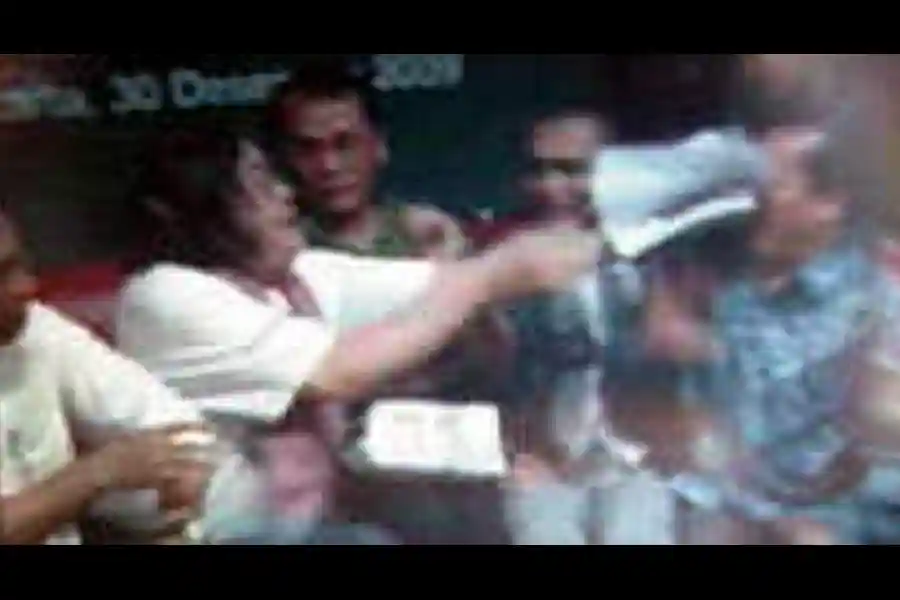 George Junus Aditjondro membantah tuduhan memukul Ramadhan Pohan saat diskusi di Doekoen Coffee. Ia menyebut dirinya diprovokasi berulang kali.