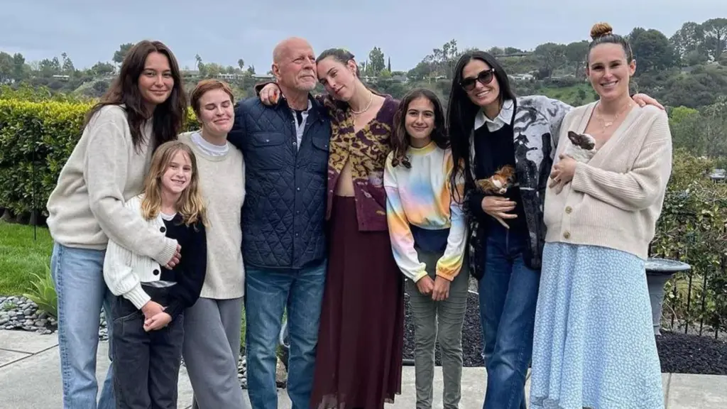Bruce Willis Bertekad Donorkan Otaknya Demi Ilmu Medis Bruce Willis and Family