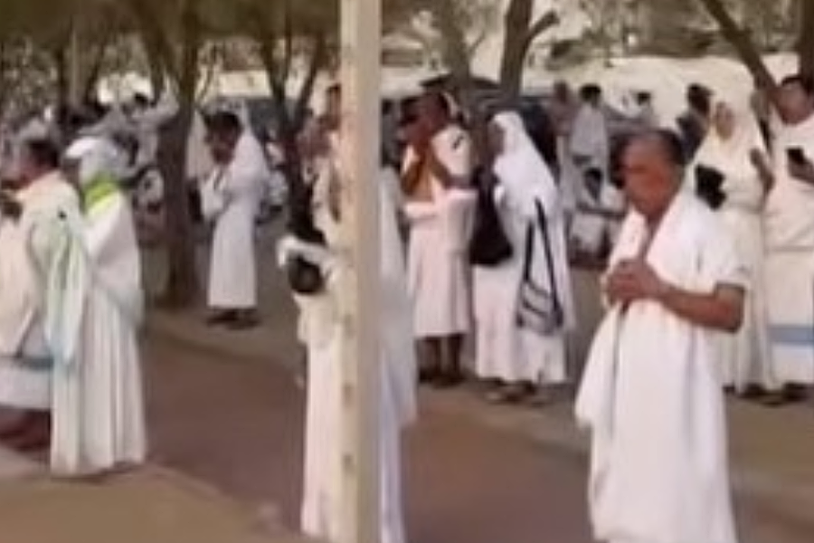 Jemaah Haji Khusuk Berdoa di Padang Arafah