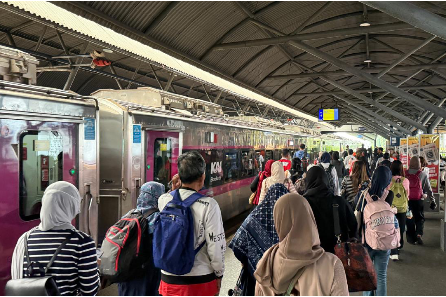 Penumpang membludak di Stasiun Pasar Turi saat libur panjang Kenaikan Yesus Kristus/Dok PT KAI Daop 8