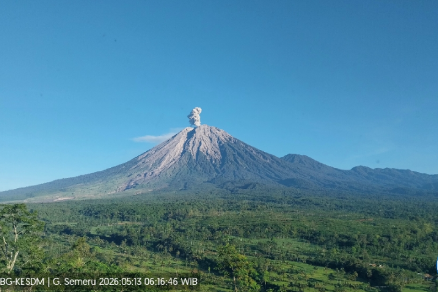 Gunung Semeru erupsi