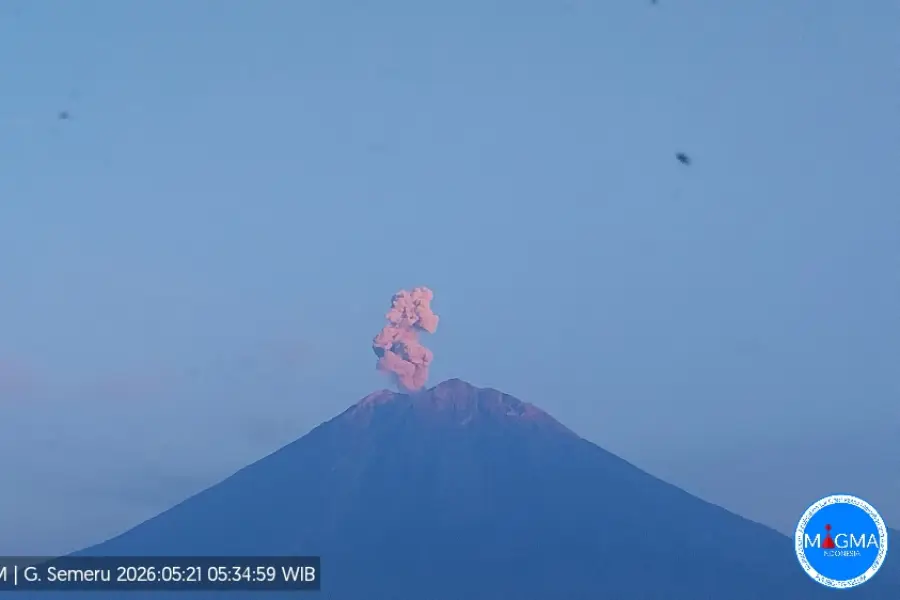 Semeru Luncurkan Lava Pijar Sejauh 2 Kilometer Gunung Semeru mengeluarkan lava pijar/Dok PVMBG