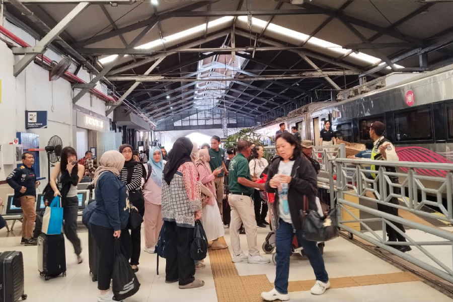 Penumpang Stasiun Pasar Turi/Daop 8 Surabaya