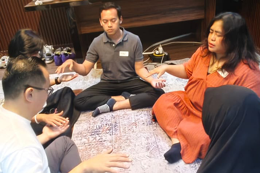 Bila Praktisi Yoga dan Akupulturis Belajar Reiki