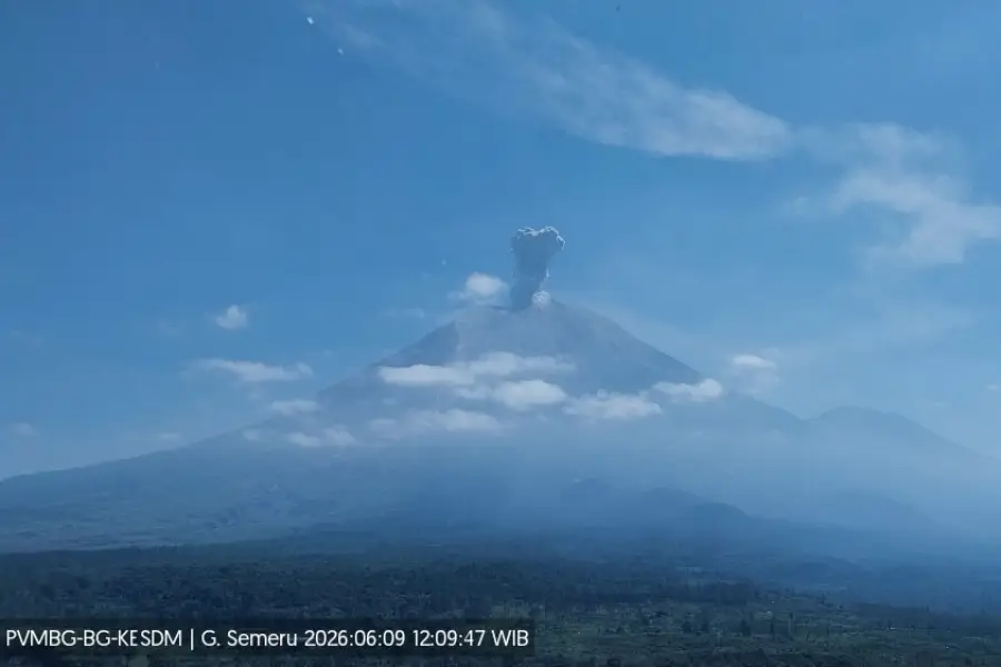 Gunung Semeru Erupsi, Ketinggian Abu Vulkanik 1,2 Km Gunung Semeru mengalami erupsi setinggi 1.200 meter