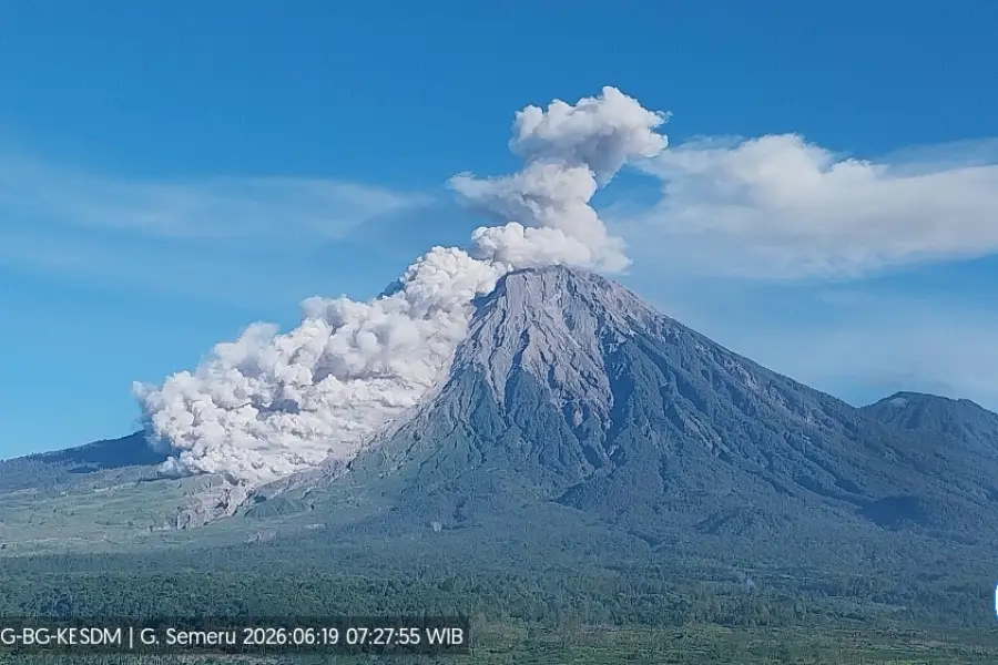 Semeru Siaga Usai Muntahkan Awan Panas Sejauh 4,5 Km Gunung Semeru muntahkan guguran awan panas
