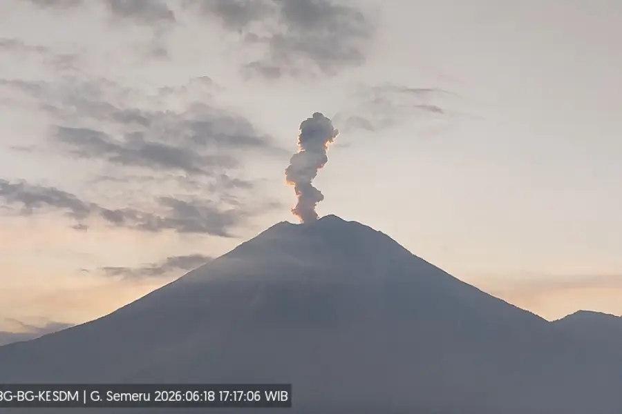 Semeru Erupsi Muntahkan Abu Vulkanik 5 Kali Setinggi 1,2 Km Gunung Semeru erupsi setinggi 1.200 meter