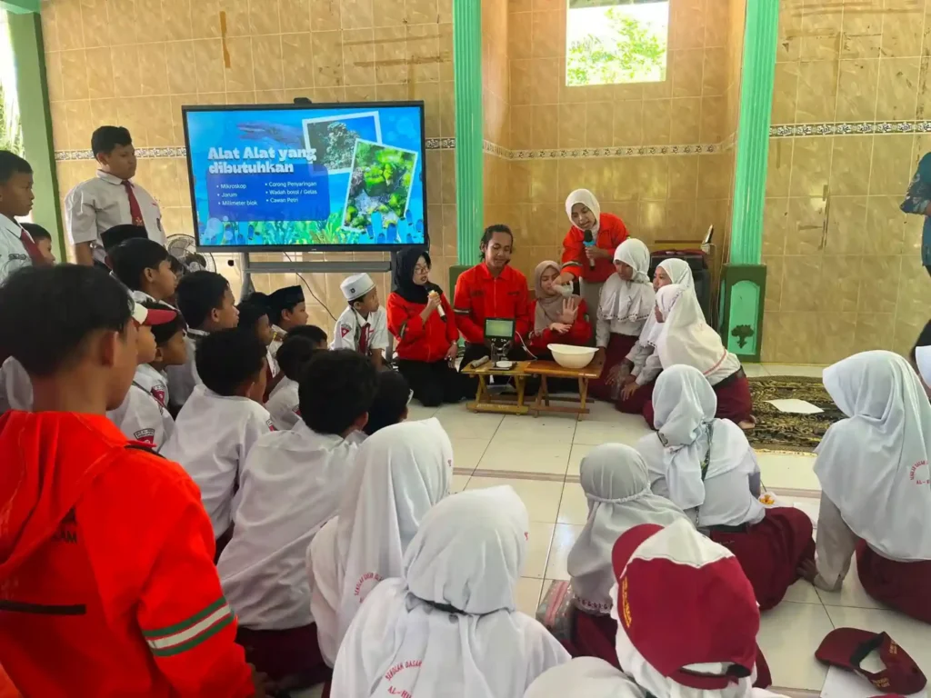 Anak-anak Pulau Bawean Diajak Kenali Bahaya Mikroplastik Sejak Dini Para siswa diajak memahami mikroplastik/Dok Unair