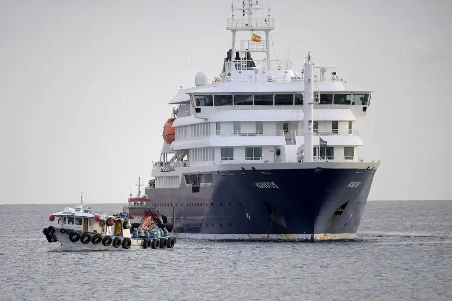 WHO Nyatakan Kasus Virus Hanta Transmisi Antarmanusia Berakhir Penumpang AS dari kapal pesiar MV Hondius berbendera Belanda yang terjangkit virus hantavirus dipindahkan dengan perahu ke pelabuhan industri Granadilla de Abona di Pulau Tenerife di Kepulauan Canary Spanyol pada 10 Mei 2026/AFP