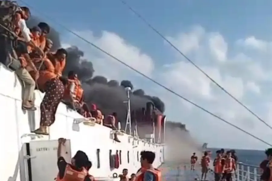 KMP Mutiara Santosa 2 Terbakar di Perairan Utara Sumenep/Dok SAR Surabaya