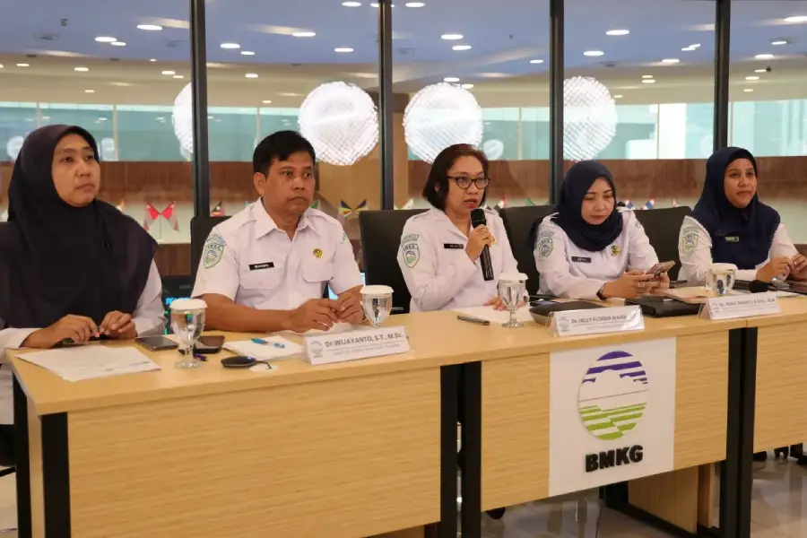 Gempa M 7,7 Guncang NTT, BMKG Ungkap Dipicu Sesar Naik Busur Belakang Flores Deputi Bidang Geofisika BMKG, Nelly Florida Riama (Berkacamata)/Dok BMKG