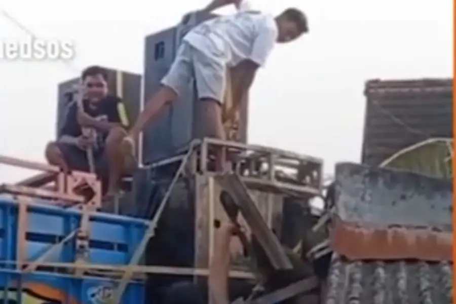Truk paksa masuk jalan sempit hingga merusak bangunan di Jember/Dok IG Memo Medsos