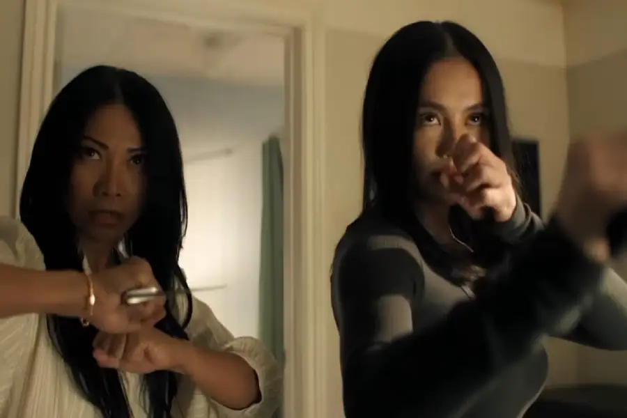 Agnez Mo-Anggun Kenalkan Kerambit, Senjata Tradisional Minangkabau di Reacher 4 Agnez Mo dan Anggun Kenalkan Kerambit di Reacher Season 4/Dok Prime Video