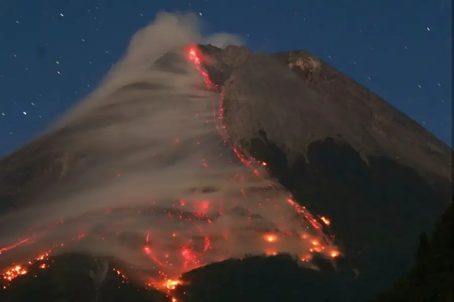 Gunung Merapi Kembali Luncurkan Guguran Awan Panas, Wedus Gembel Terlihat Pekat Gunung Merapi Luncuran Guguran Awan Panas/Dok Instagram alexander_aw92
