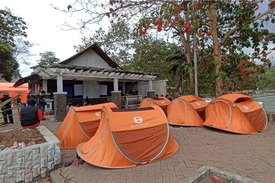 Di sekitar Posko SAR Nasional Marina Carita, Pandeglang
dibangun tenda-tenda/Iman Dwi Nugroho