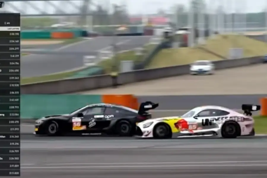 2 Aktor China, Wang Yibo-Zhou Yiran Adu Nyali di Lintasan Balap Shanghai 8 Hours 2026 2 Aktor China, Wang Yibo-Zhou Yiran racing di Shanghai 8 Hours 2026