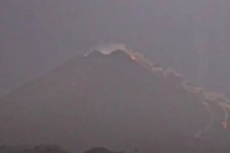 Gunung Merapi luncurkan awan panas Sabtu (26/9/2026) malam/Dok Badan Geologi