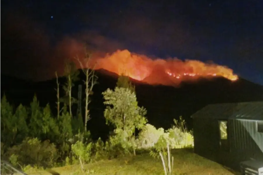 Karhutla September 2026 Meluas, Semeru hingga Ijen dan Butak Terbakar Kepulan asap membubung dari hutan di lereng Gunung Ijen, Banyuwangi, Jatim/Dok BNPB