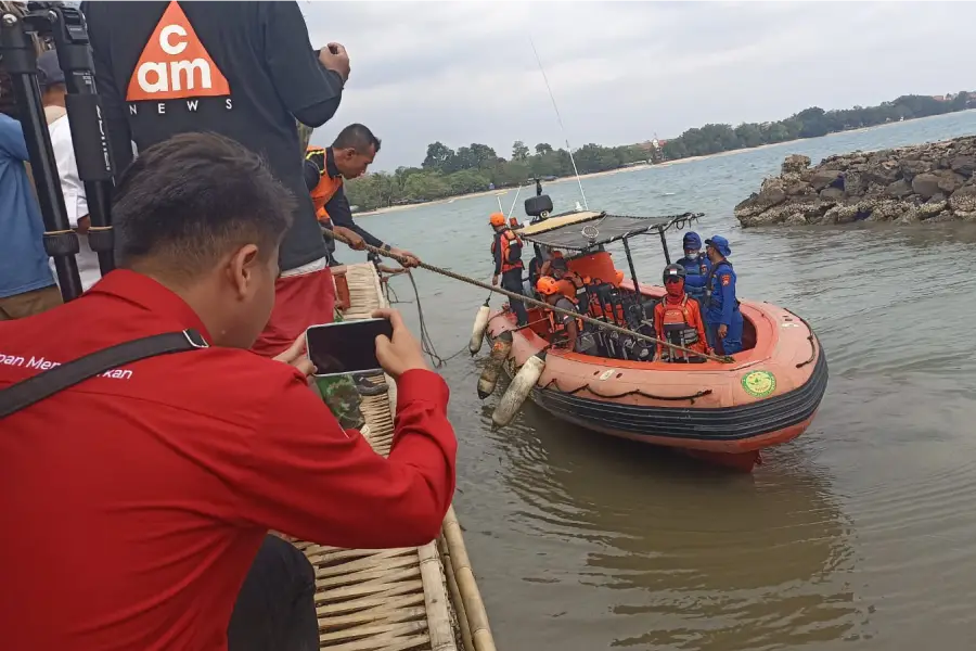 Hari Kedua Nihil, Tim SAR Perluas Pencarian hingga Pulau Kecil Selat Sunda Tim SAR memperluas pencarian 8 orang yang menuju Gunung Anak Krakatau/Foto: Iman Dwi Nugroho