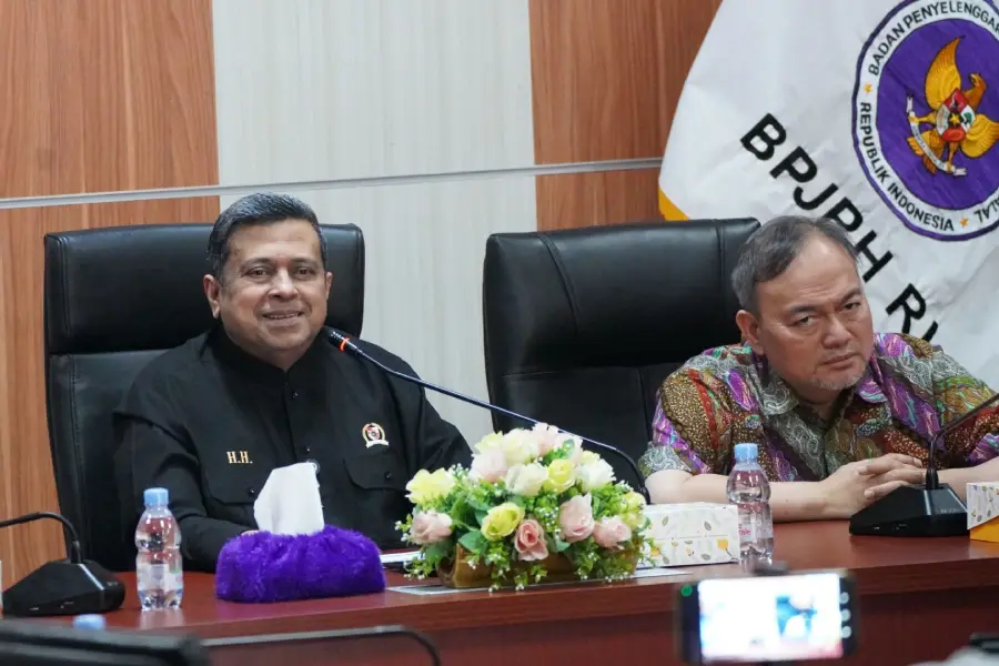 Kepala BPJPH Ahmad Haikal Hasan (Berbaju hitam)
