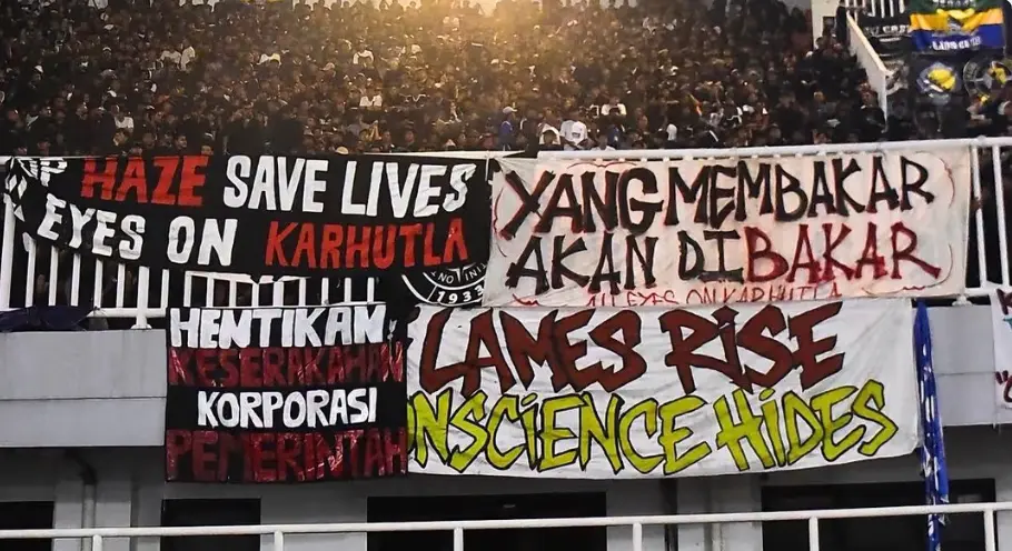Ketika Tribun Sepak Bola Berteriak: Langit Seharusnya Biru!