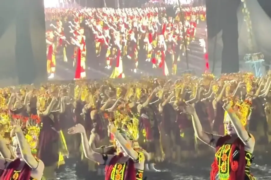 Gandrung Sewu 2026 Menyala di Tengah Gelap, 1.300 Penari Meriahkan Pantai Boom Banyuwangi 1.300 Penari Gandrung Sewu menyala di tengah malam/Dok Instagram Gandrung Sewu