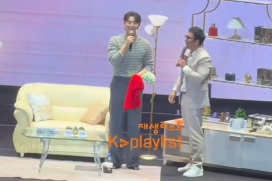 Aktor Korea Gong Yoo interaksi dengan MC Indra Herlambang saat Fanmet di Jakarta/Dok kplaylistofficial