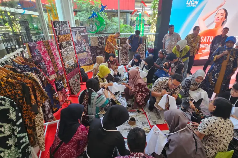 Naik Kereta Sambil Mbatik, KAI Daop 8 Hadirkan Pengalaman Mencanting di Stasiun Gubeng Belajar membatik di Stasiun Gubeng/Dok PT KAI Daop 8 Surabaya