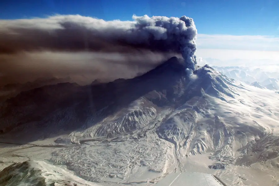 Redoubt volcano with minor ash eruption. Photograph taken during observation and gas data collection flight by AVO staff March 30, 2009/Dok About Volcanoes
